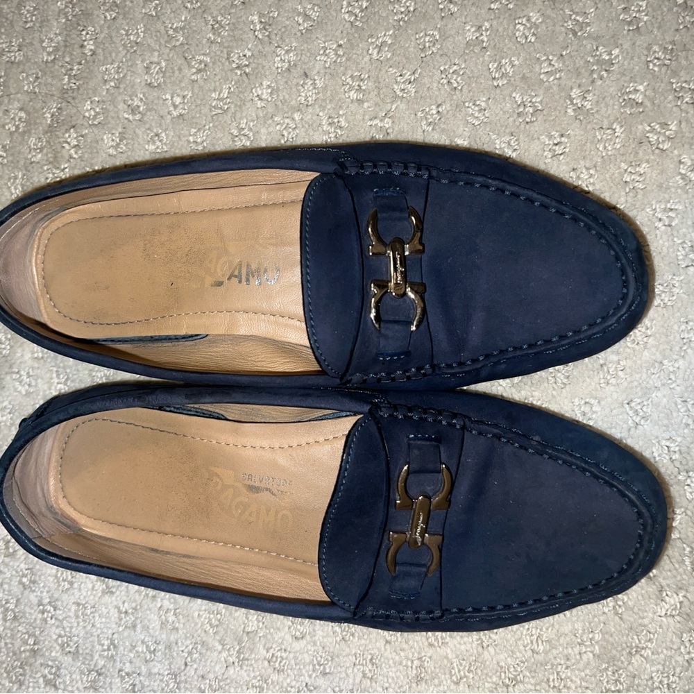 Ferragamo Driver with Gancini ornament. Navy blue. Size 6.